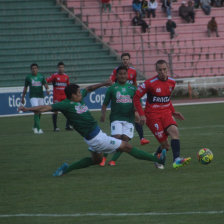 Una escena y un festejo estudiantil del partido de ayer, entre Universitario y Petrolero de Yacuiba, en el estadio patria.