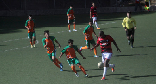 Un pasaje del partido entre Guaran y Flamengo, ayer, en la cancha de csped sinttico del ex Seminario.