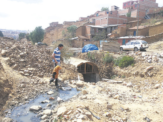 INSOPORTABLE. Los vecinos a diario soportan el mal olor que desprende la quebrada por donde fluyen aguas servidas de los barrios ubicados alrededor de la parada a Ravelo.