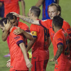 Los jugadores del Barcelona celebran el gol de Lionel Messi (i).