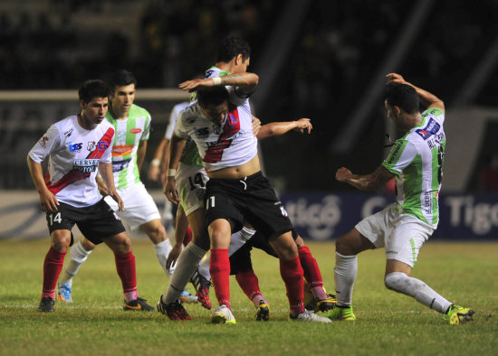 Una escena del partido de Oriente Petrolero frente a Nacional; abajo, el festejo de los integrantes de San Jos, en Cobija.