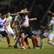 Una escena del partido de Oriente Petrolero frente a Nacional; abajo, el festejo de los integrantes de San Jos, en Cobija.