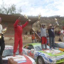 Los pilotos y navegantes celebran en el podio luego de alcanzar los primeros lugares; abajo Jos Luis Prez.