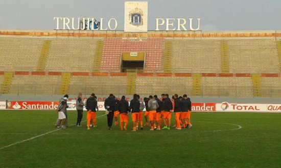 Universitario entren ayer en el estadio Mansiche, donde esta tarde se jugar el partido revancha de la Copa.