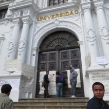 PRESIN. La puerta principal del edificio fue cerrada por los estudiantes a partir del medioda demandando el pago retroactivo del aumento a becas.