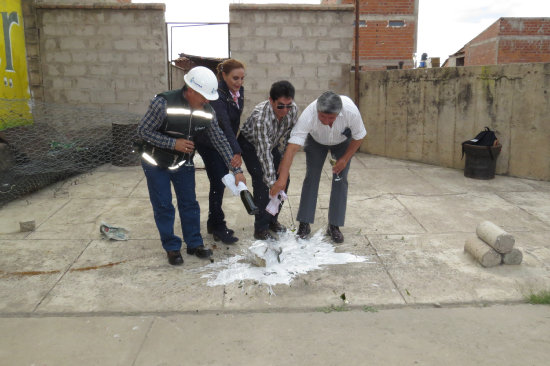 ACTO. Los ejecutivos de la empresa de servicios realizaron ayer el colocado simblico de la piedra fundamental de su nuevo edificio.