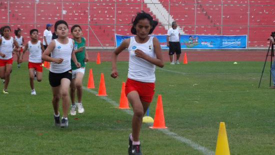 Los nios del colegio Emilio Hochmann B en la prueba de mini atletismo.