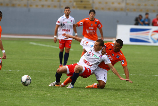 El cuadro estudiantil no pudo aguantar la presin del rival y perdi por tres goles marcados en el segundo tiempo, en el estadio Mansiche de Trujillo.