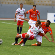 El cuadro estudiantil no pudo aguantar la presin del rival y perdi por tres goles marcados en el segundo tiempo, en el estadio Mansiche de Trujillo.