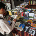 LECTURA. Hay inters en la poblacin por la oferta bibliogrfica de la feria que incluye literatura para todos los bolsillos.