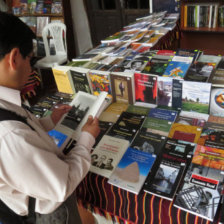 LECTURA. Hay inters en la poblacin por la oferta bibliogrfica de la feria que incluye literatura para todos los bolsillos.