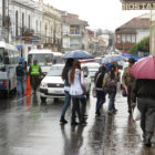 LLUVIA. Oblig a muchos a sacar el paraguas.