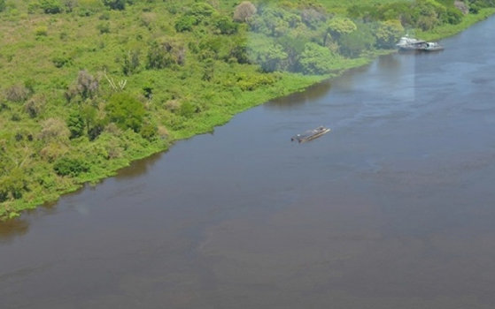 NAUFRAGIO. De cinco barcas que viajaban por la hidrova Paraguay - Paran, una se hundi.