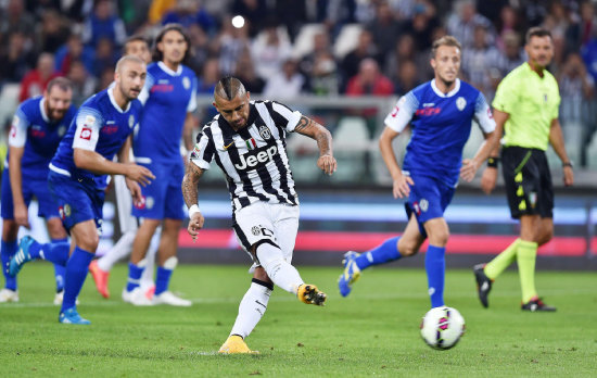 El chileno Arturo Vidal anot de penal el primero de sus dos goles.