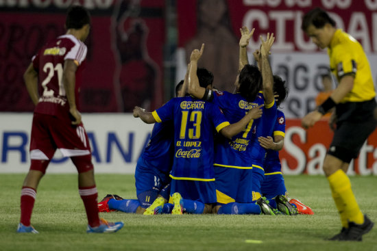 Los jugadores del Deportivo Capiat festejan el triunfo sobre Caracas.