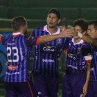 La celebracin y una jugada del cuadro celeste de Blooming, que anoche venci a Real Potos.