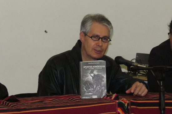 ESCRITOR. El galardonado Eduardo Scott durante la presentacin de su libro.