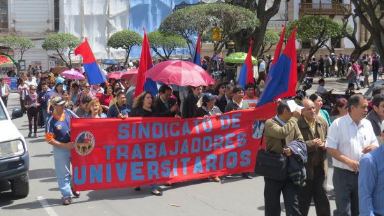 MASIVA. La marcha de protesta de la Universidad San Francisco Xavier cont con la participacin de docentes, estudiantes y administrativos.