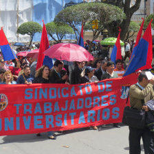 MASIVA. La marcha de protesta de la Universidad San Francisco Xavier cont con la participacin de docentes, estudiantes y administrativos.