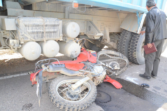 ACCIDENTE. Depus del choque, la motocicleta qued debajo del camin.