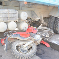 ACCIDENTE. Depus del choque, la motocicleta qued debajo del camin.