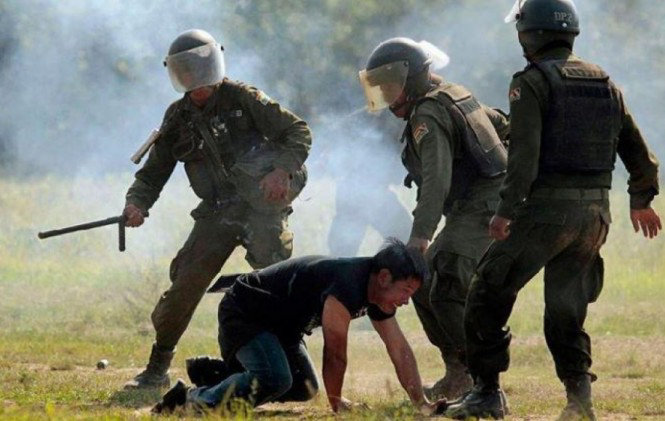 MASACRE. Los marchistas que se oponan a la construccin de una carretera por el TIPNIS fueron golpeados por efectivos policiales.