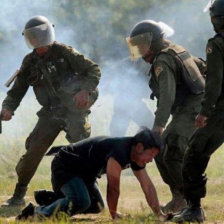 MASACRE. Los marchistas que se oponan a la construccin de una carretera por el TIPNIS fueron golpeados por efectivos policiales.