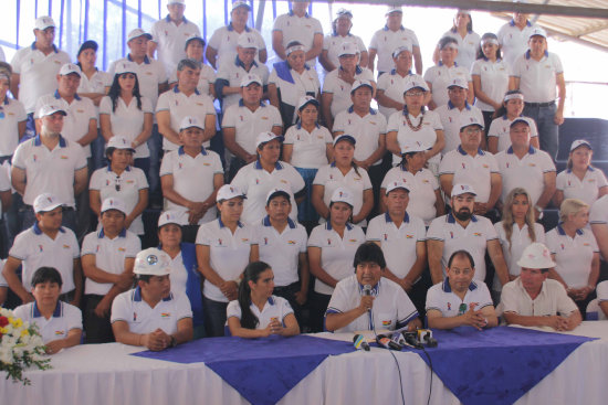 PROMESAS. El presidente Evo Morales y los candidatos del MAS en Santa Cruz presentan su oferta electoral en una conferencia de prensa.