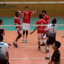 Los jugadores de Chuquisaca celebran el triunfo ante la desazn de los vallunos anoche, en el partido que cerr la penltima jornada del voleibol.