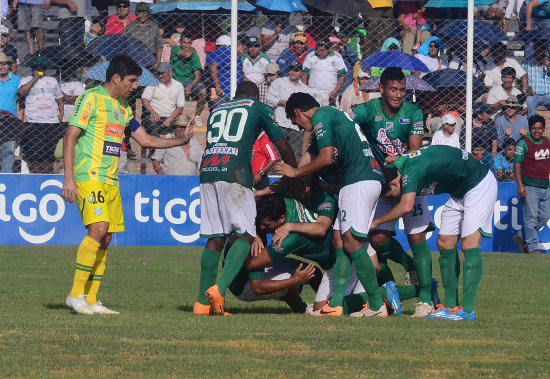 La celebracin del primer tanto de Petrolero de Yacuiba en el nuevo estadio Federico Ibarra.