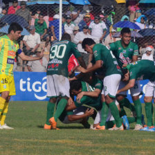 La celebracin del primer tanto de Petrolero de Yacuiba en el nuevo estadio Federico Ibarra.