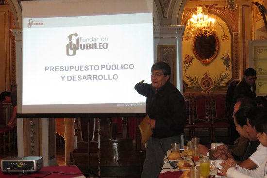 EXPLICACIN. El director de Fundacin Jubileo, Juan Carlos Nez, expone los datos de su informe.