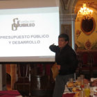 EXPLICACIN. El director de Fundacin Jubileo, Juan Carlos Nez, expone los datos de su informe.