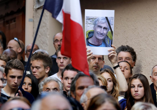 HOMENAJE. Vista de la manifestacin silenciosa por la muerte del francs Herv Gourdel en Saint Martin Vesubie, su ciudad natal en Francia.