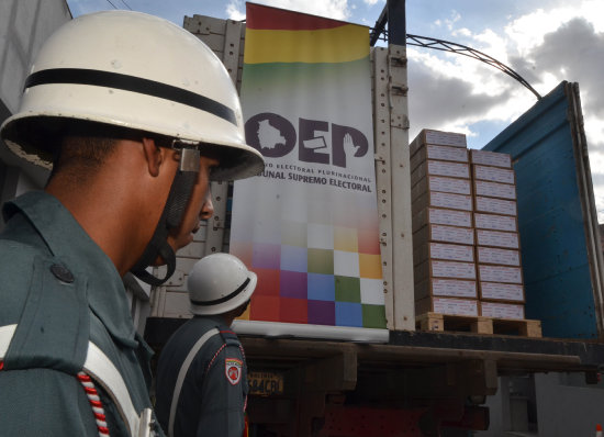 MATERIALES. Un grupo de militares custodia el envo de los materiales en las instalaciones del TSE.