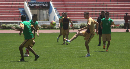 El argentino Claudio Mosca (c) fue incluido en el equipo titular para el partido de maana, frente a Oriente Petrolero, en Santa Cruz.