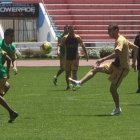 El argentino Claudio Mosca (c) fue incluido en el equipo titular para el partido de maana, frente a Oriente Petrolero, en Santa Cruz.