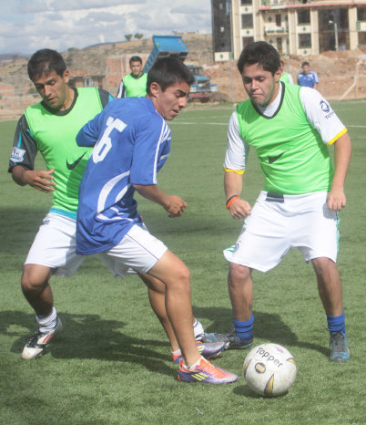 El lateral Roger Sandi (c) es uno de los refuerzos de Stormers.