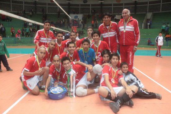 La seleccin chuquisaquea de voleibol infantil con su trofeo de campen, luego de vencer en la ltima fecha a Santa Cruz.