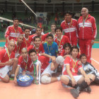 La seleccin chuquisaquea de voleibol infantil con su trofeo de campen, luego de vencer en la ltima fecha a Santa Cruz.