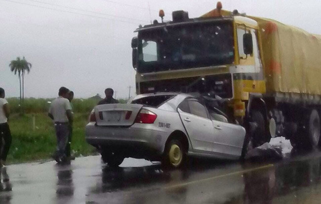 CHOQUE. La invasin de carril de un auto provoc un fatal accidente en Santa Cruz.