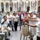 CAPACITACIN. El cultor Marcelo Guachalla explica a los participantes del taller el procedimiento para la formacin de un bonsi.