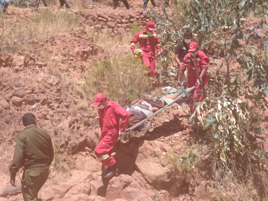 RESCATE. Equipo multidisciplinario de la Polica y el Ministerio Pblico hallaron el cuerpo de una mujer enterrada en el Sica Sica.