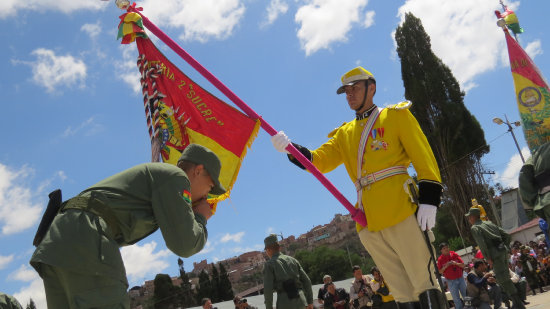 ACTO. Cientos de premilitares juraron a la Bandera luego de cumplir su servicio militar.