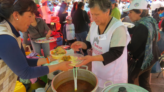 TRADICIN. Por momentos se formaron filas para comprar la comida y la chicha.