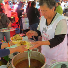 TRADICIN. Por momentos se formaron filas para comprar la comida y la chicha.