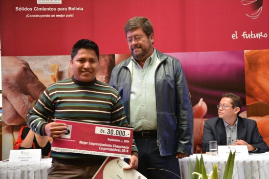 PREMIACIN. El mejor emprendedor de Chuquisaca trabaja con aluminio reciclado.