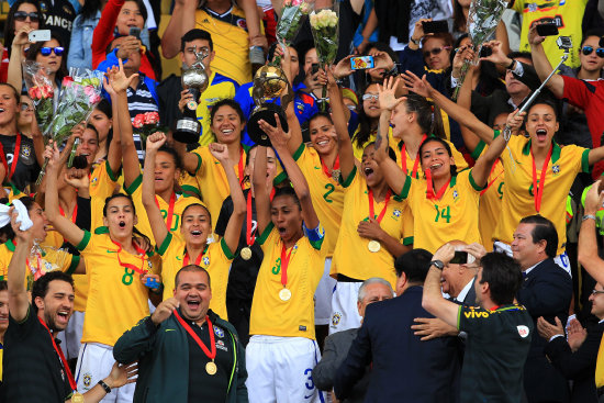 Las jugadoras brasileas celebran el ttulo de la Copa Amrica.