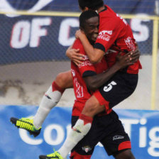 Una de las celebraciones del conjunto aviador ayer, en el estadio Flix Capriles de Cochabamba.