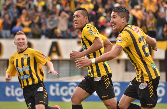 Luis Melgar (c) anot el primer gol en el triunfo de The Strongest sobre Nacional Potos ayer, en el estadio Rafael Mendoza Castelln, de Achumani.